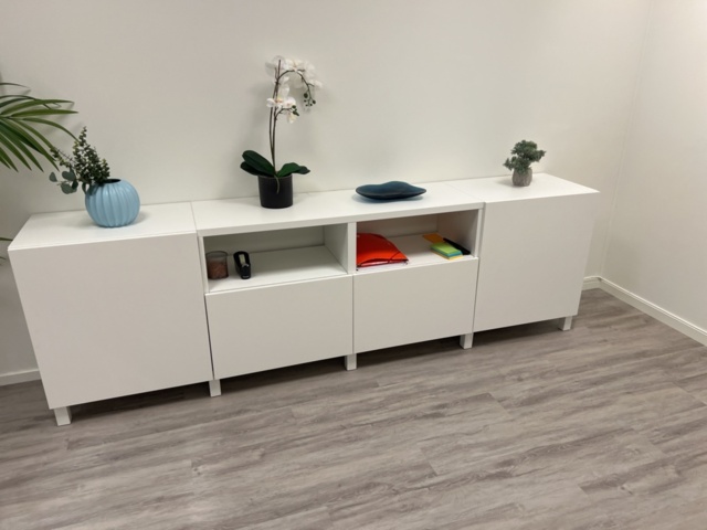 1384527-2 Kontorsinredning - Skrivbord, kontorsstolar, mm.