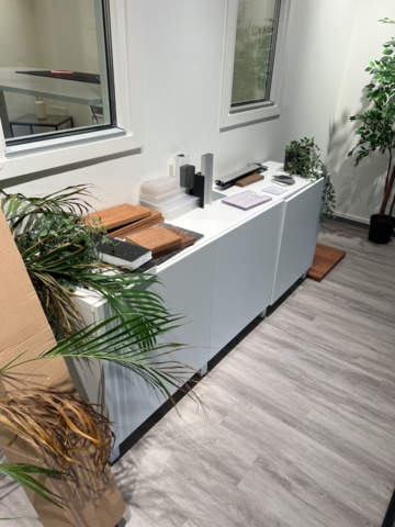 1384527-5 Kontorsinredning - Skrivbord, kontorsstolar, mm.