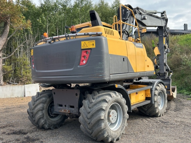 1383248-5 Volvo EW160D med tre skopor & gafflar *Uppdaterad auktion*