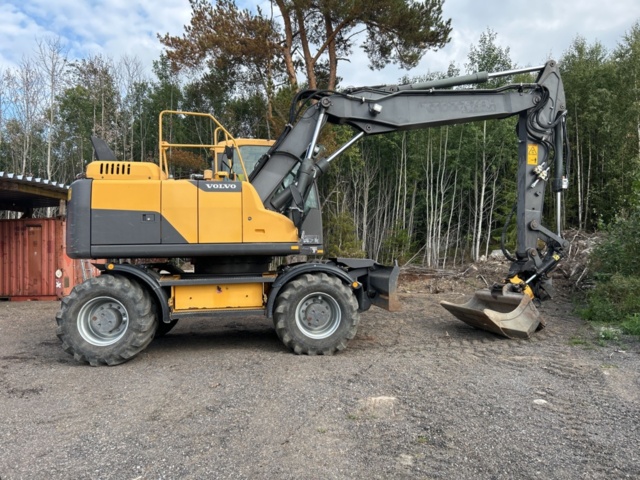 1383248-6 Volvo EW160D med tre skopor & gafflar *Uppdaterad auktion*