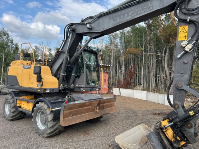 1383248-7 Volvo EW160D med tre skopor & gafflar *Uppdaterad auktion*