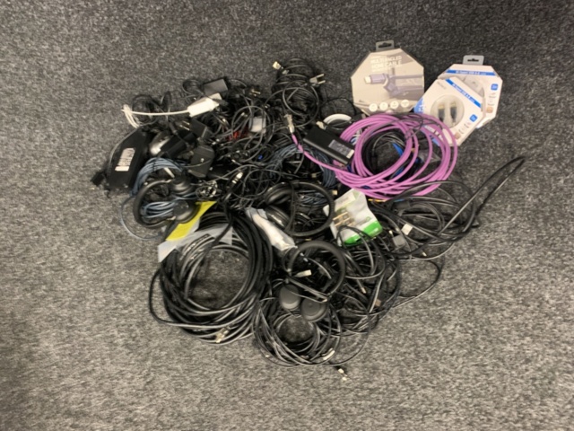 1417422-1 Assortment of computer accessories, cables