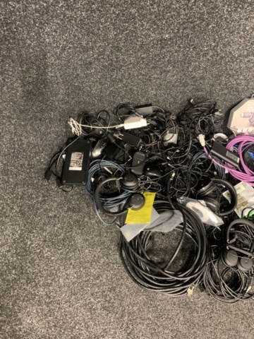 1417422-2 Assortment of computer accessories, cables