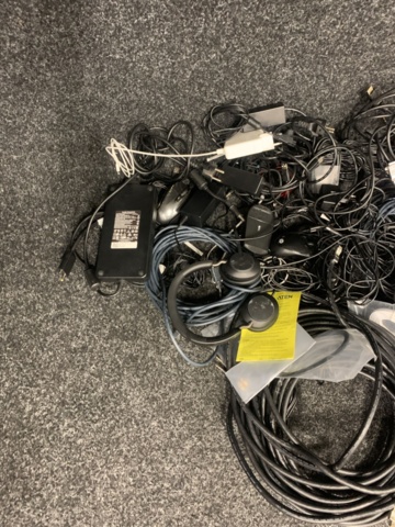 1417422-3 Assortment of computer accessories, cables