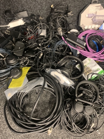 1417422-4 Assortment of computer accessories, cables