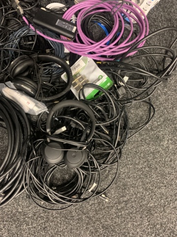 1417422-5 Assortment of computer accessories, cables