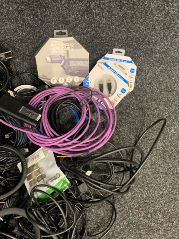 1417422-6 Assortment of computer accessories, cables
