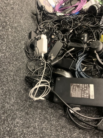 1417422-7 Assortment of computer accessories, cables