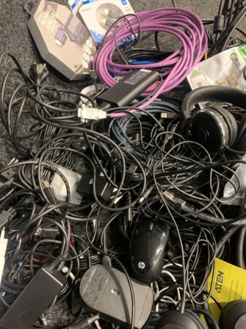 1417422-8 Assortment of computer accessories, cables