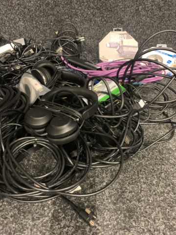 1417422-9 Assortment of computer accessories, cables