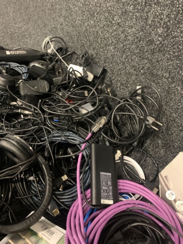 1417422-11 Assortment of computer accessories, cables