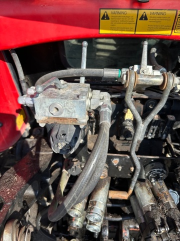 1195770-32 Tractor Massey Ferguson 6495 Dyna 6 -2009