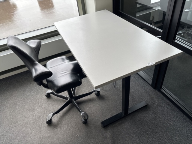 1387027-1 Höj-/sänkbart skrivbord & kontorsstol från HÅG