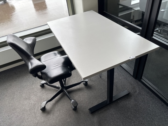 1387027-10 Höj-/sänkbart skrivbord & kontorsstol från HÅG