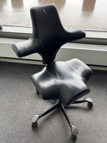 1387027-2 Höj-/sänkbart skrivbord & kontorsstol från HÅG