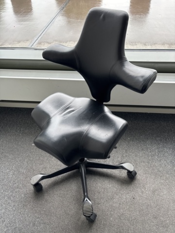 1387027-3 Höj-/sänkbart skrivbord & kontorsstol från HÅG