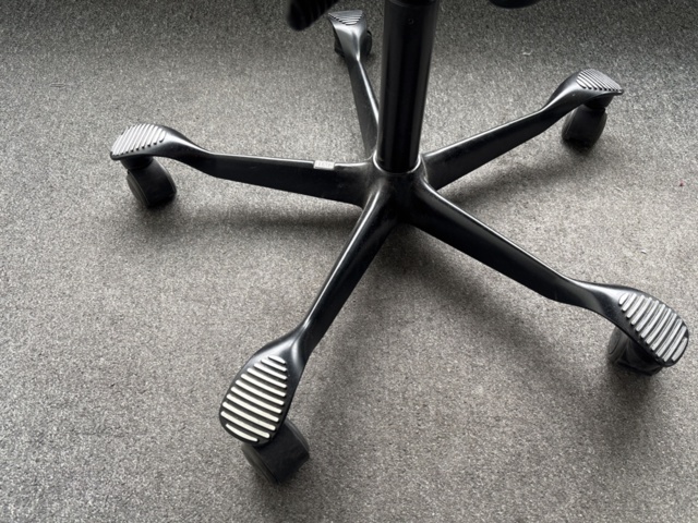 1387027-5 Höj-/sänkbart skrivbord & kontorsstol från HÅG