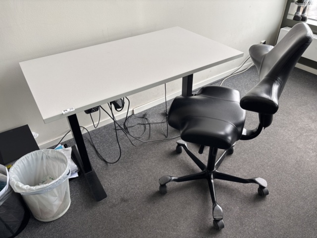 1387029-1 Höj-/sänkbart skrivbord & kontorsstol från HÅG