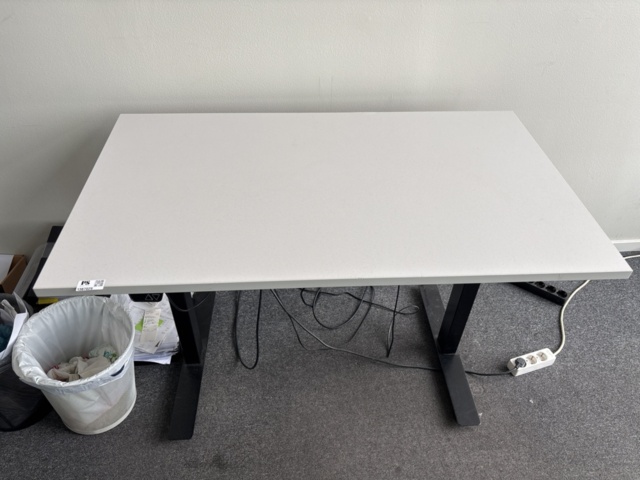 1387029-2 Höj-/sänkbart skrivbord & kontorsstol från HÅG