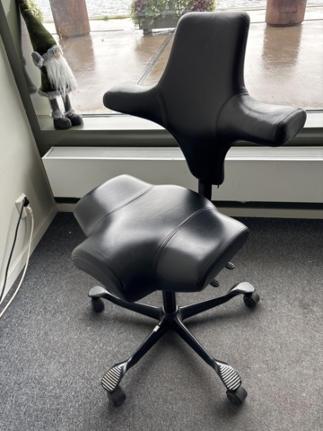 1387029-4 Höj-/sänkbart skrivbord & kontorsstol från HÅG