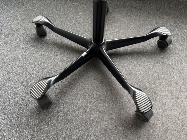 1387029-7 Höj-/sänkbart skrivbord & kontorsstol från HÅG