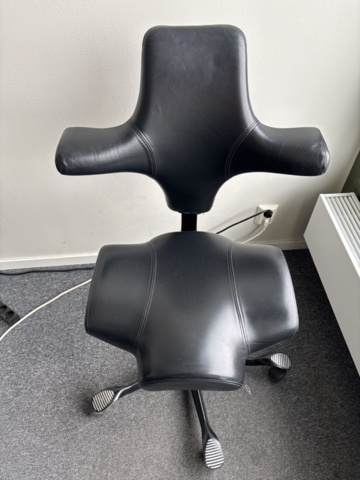 1387029-5 Höj-/sänkbart skrivbord & kontorsstol från HÅG