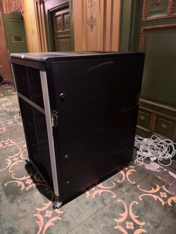1413484-2 Server rack on wheels