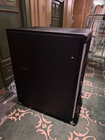 1413484-4 Server rack on wheels