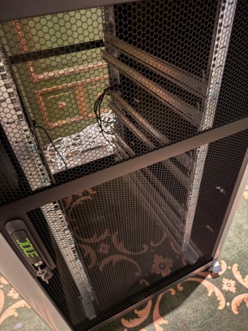 1413484-6 Server rack on wheels