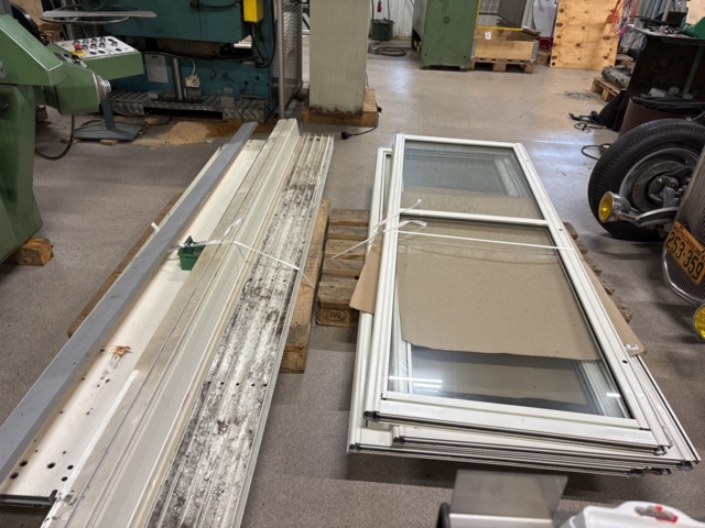 1372917-4 Glas och aluminium parti i vitt, 4-spår