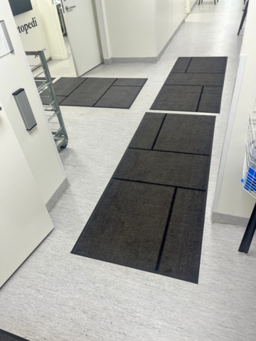 1204751-3 Entrance mats 4 pcs and Katrin toilet accessories