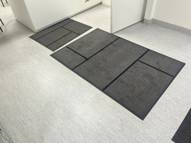 1204751-5 Entrance mats 4 pcs and Katrin toilet accessories