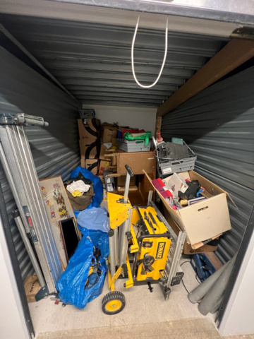 1384521-2 Förråd med verktyg, möbler och diverse - bl.a. Tissot-klocka, elverktyg och möbler