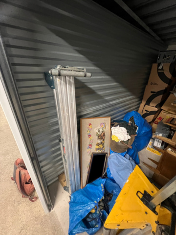 1384521-3 Förråd med verktyg, möbler och diverse - bl.a. Tissot-klocka, elverktyg och möbler