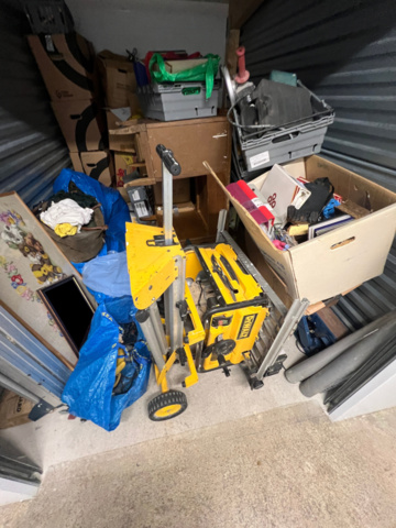 1384521-5 Förråd med verktyg, möbler och diverse - bl.a. Tissot-klocka, elverktyg och möbler