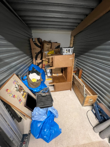 1384521-8 Förråd med verktyg, möbler och diverse - bl.a. Tissot-klocka, elverktyg och möbler