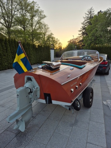 1418917-12 Sweet Sixteen 1962 med Inombordsmotor & båtvagn Repobjekt