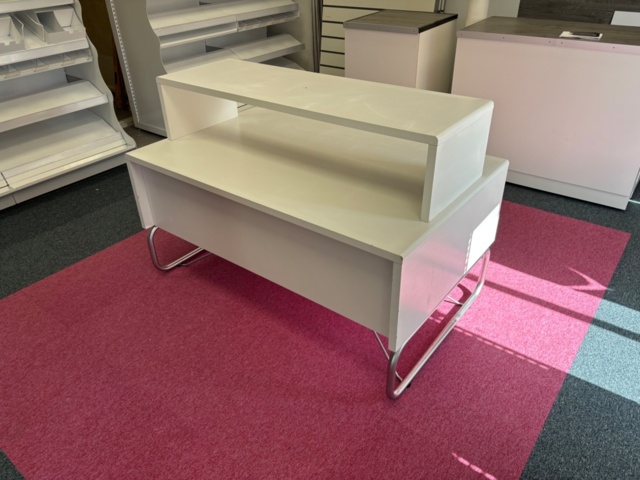 1372457-4 Butiksbord med hyllplan och utdragslåda