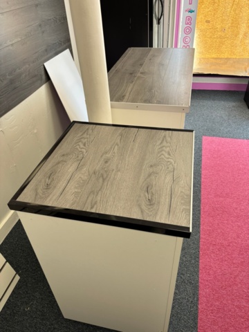 1372460-4 Kassadiskar – 2 st i vitt med träfärgad topp