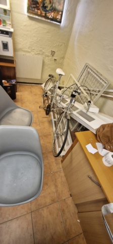 1408877-3 Cyklar, stolar, leksakskök, diverse möbler