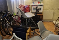 1408877 Cyklar, stolar, leksakskök, diverse möbler
