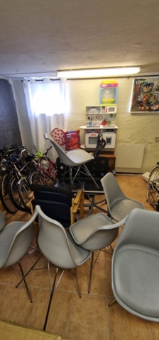 1408877-1 Cyklar, stolar, leksakskök, diverse möbler