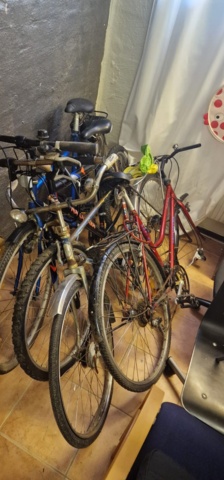 1408877-6 Cyklar, stolar, leksakskök, diverse möbler