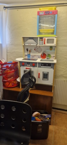 1408877-7 Cyklar, stolar, leksakskök, diverse möbler