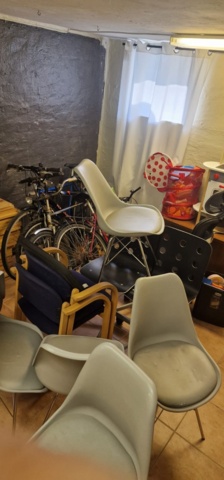 1408877-2 Cyklar, stolar, leksakskök, diverse möbler