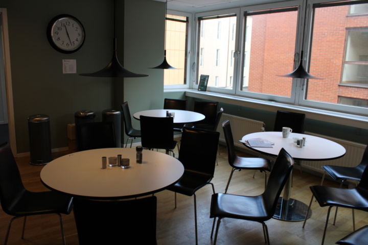 1410612-3 Matbord 3 st med stolar 15 st (inkl taklampor)