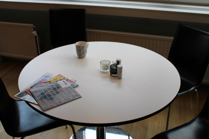 1410612-4 Matbord 3 st med stolar 15 st (inkl taklampor)