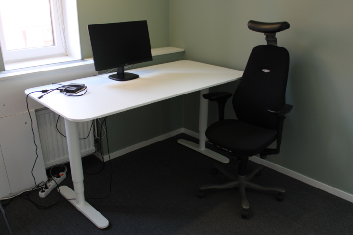 1410617-2 Elektriskt skrivbord, arbetsstol och kontorsskåp