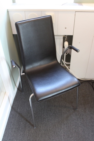 1410617-3 Elektriskt skrivbord, arbetsstol och kontorsskåp