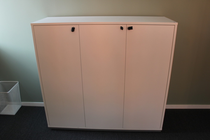 1410617-4 Elektriskt skrivbord, arbetsstol och kontorsskåp